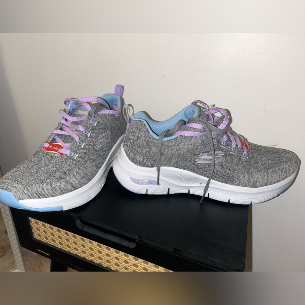 New - Sketchers Archfit tennis shoes